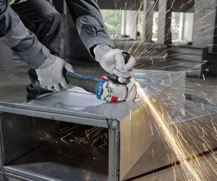 Аккумуляторная болгарка BOSCH GWS 18V-8 (2x 4Ah + кейс) (06019N9020)